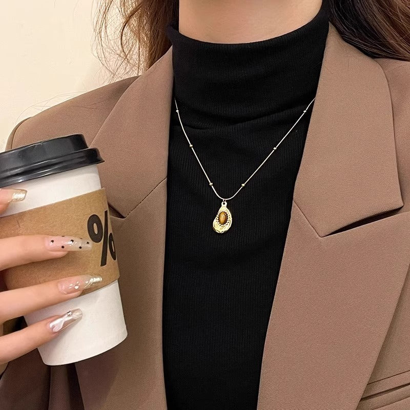 Retro Irregular Clavicle Chain Amber Stone Necklace