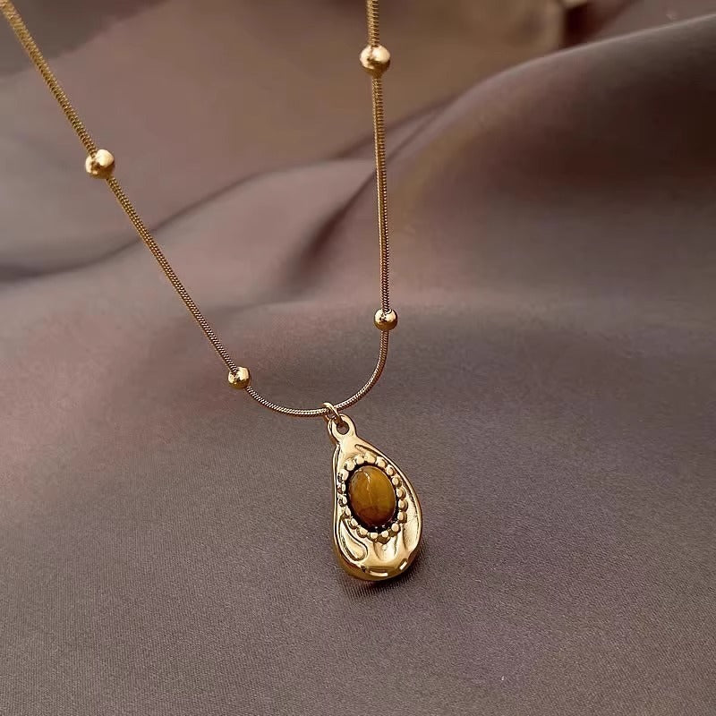 Retro Irregular Clavicle Chain Amber Stone Necklace