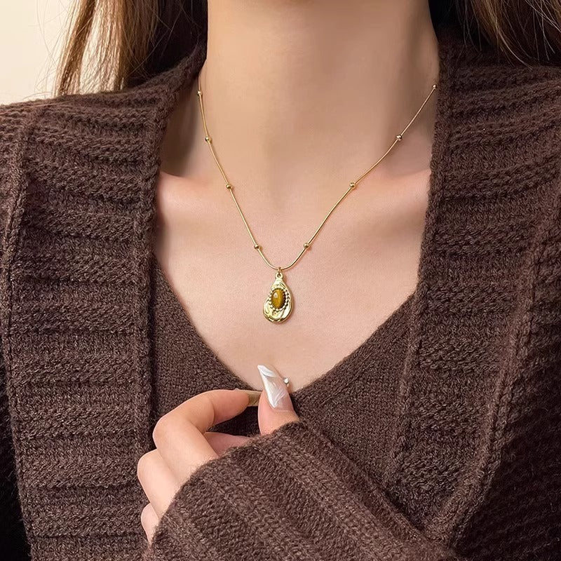 Retro Irregular Clavicle Chain Amber Stone Necklace